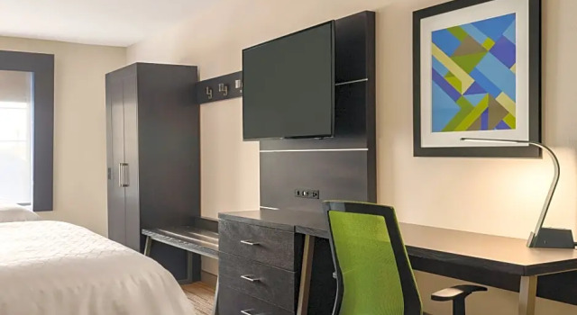 Четырёхместный люкс Holiday Inn Express Hotel & Suites Lawton-Fort Sill by IHG