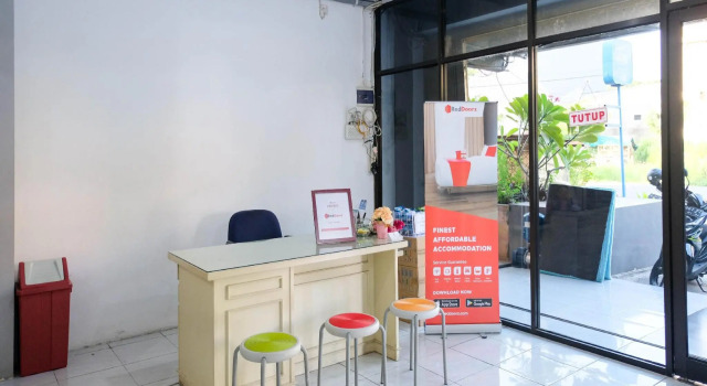 RedDoorz near Ahmad Yani Airport 3, Book Guesthouse Hotels in Semarang with Parking, near Ereveld Kalibanteng, Parking