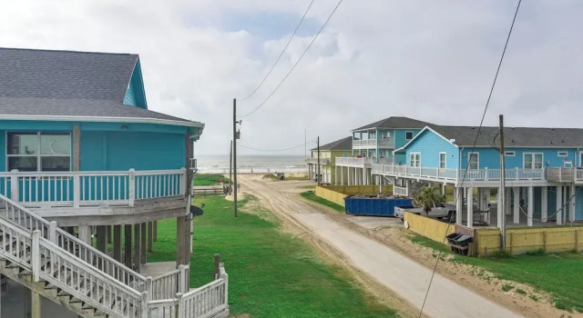 1 Block to Shore: Crystal Beach Gem, Deck & Views, 预订 度假屋 Crystal Beach Texas Gulf Coast