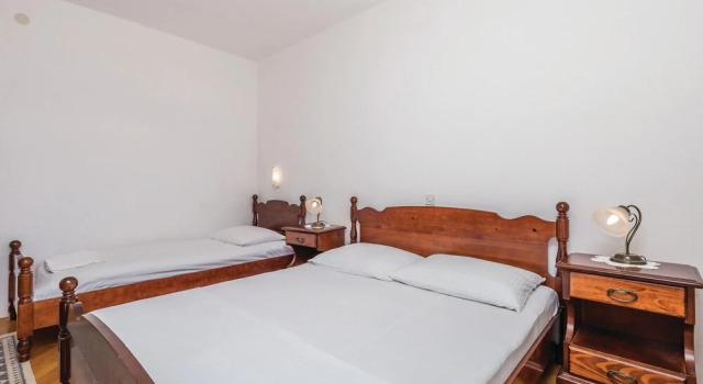 Stunning Home in Barbat With Wifi and 3 Bedrooms