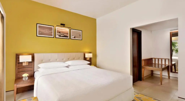 Люкс c 1 комнатой с балконом и с видом на бассейн Four Points by Sheraton Mahabalipuram Resort & Convention Center
