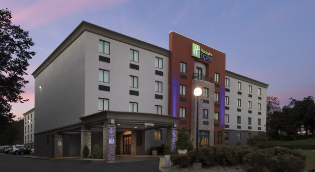 Holiday Inn Express Saugus Logan Airport, Varaa Hotelli Hotellit New England uima-altaalla, Uima-allas