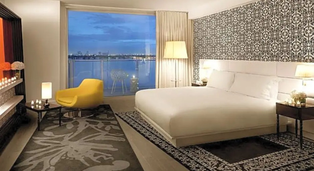 Студия-люкс с балконом и с видом на залив Mondrian South Beach