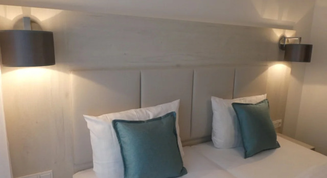 Apricot Hotel