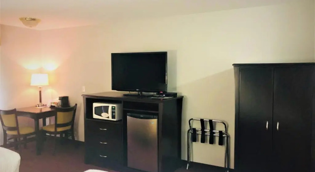 Четырёхместный номер Standard Days Inn by Wyndham Kamloops BC