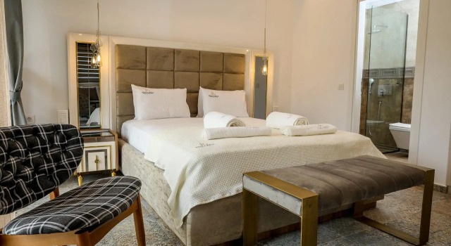 Полулюкс с видом на бассейн Beach Walk Luxury Suites