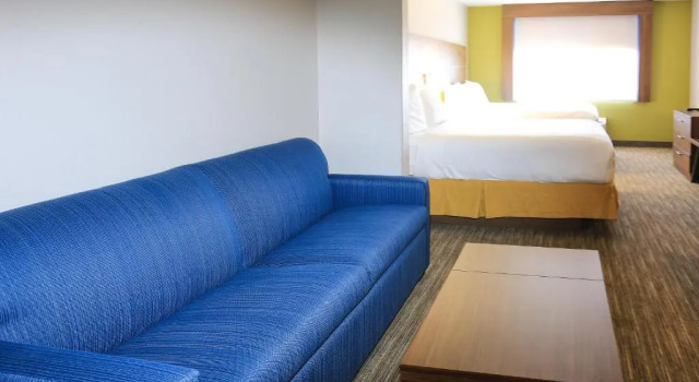 Двухместный люкс с 2 комнатами Holiday Inn Express Hotel & Suites Hesperia by IHG