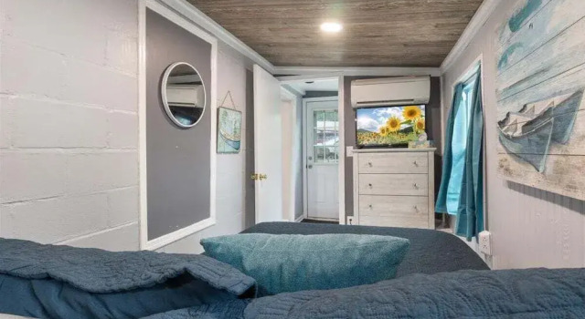 Коттедж Lakefront Fishing Retreat w/ Dock, Hot Tub & Deck Views