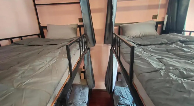 Кровать в общем номере Baan Mee Suk Ayutthaya