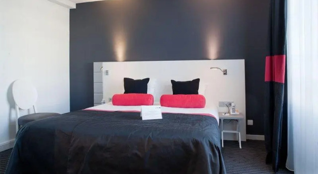 Кровать в общем номере Best Western Blois Château