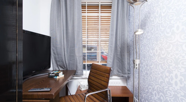 Quirky 2BR Mews House in Popular Earls Court, Забронировать Отель Отели Англии 3 звезды, 3*