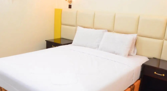 Kencana Dewi 2 Hotel, Varaa Hotelli Hotellit ja majoitukset kohteessa Ponorogo, Hotelli