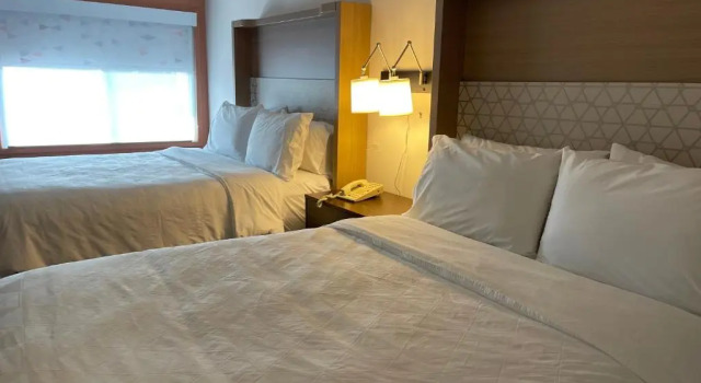 Четырёхместный номер Standard с видом на бассейн Holiday Inn Great Falls-Convention Center by IHG