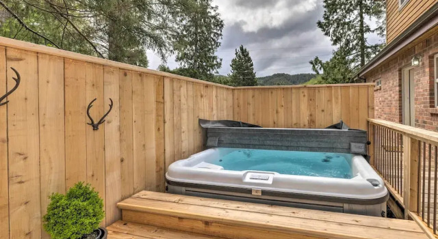 Коттедж с 3 комнатами с балконом Rockaway Beach Hideaway w/ Hot Tub & Fireplace!