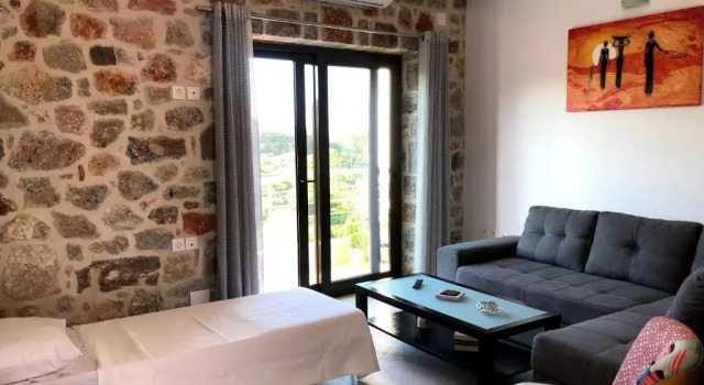 Oikia Stone House in seaside Kalo Chorio