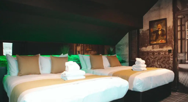 Четырёхместный номер Standard с балконом Briggate Hotel