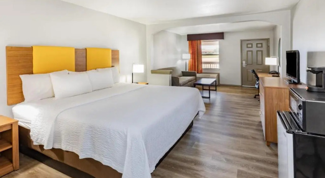 Двухместный люкс Days Inn & Suites by Wyndham Huntsville