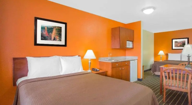 Номер Standard Howard Johnson by Wyndham St. George Hotel & Suites