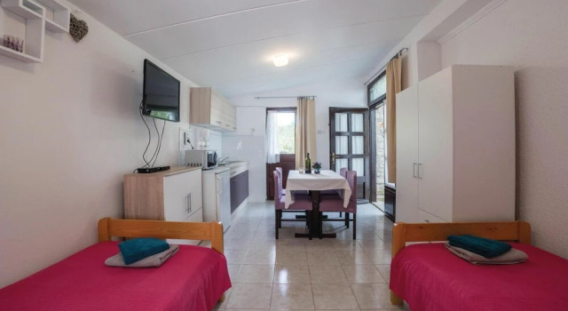 Stunning Home in Tar With Wifi and 0 Bedrooms, Book Hotel Hoteller i Tar med pool, Swimmingpool