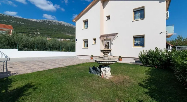 Коттедж Spacious Holiday Home With Pool and Hot Tub in Kastel Stari