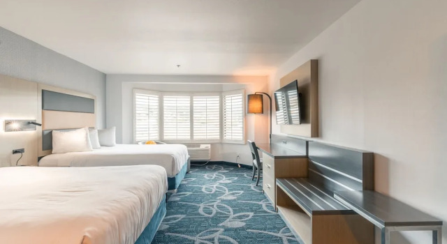 Четырёхместный номер Deluxe Hotel Aluxor SFO, Shuttle Service