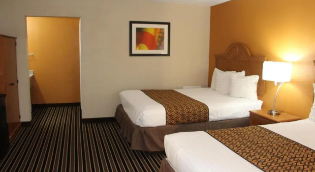Четырёхместный номер Standard Westbridge Inn & Suites