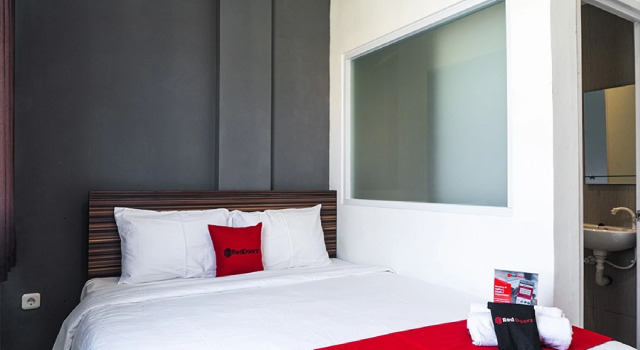 RedDoorz near Seasons City Mall