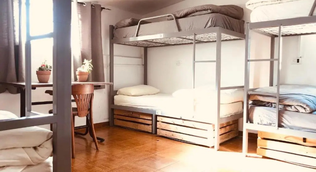 Кровать в общем номере Al Yakhour Hostel