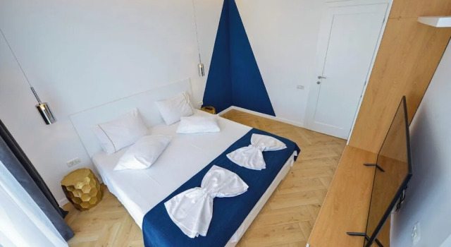 Blue Moon - One Bedroom - Romana Square