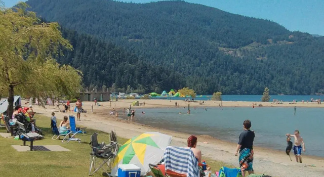 Четырёхместный номер Standard с видом на озеро Harrison Lake Hotel