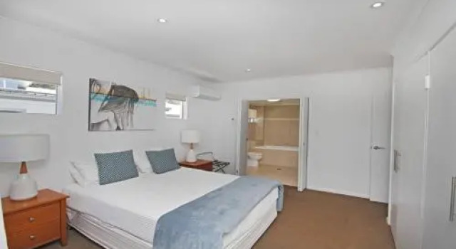 Unit 2, Beach Gallery, 9 Andrew Street Point Arkwright, 500 Bond, Linen Supplied
