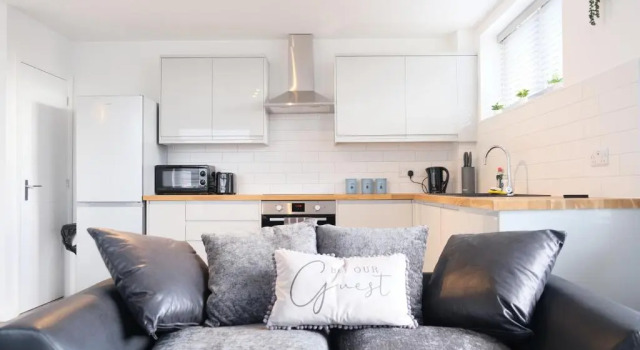 Modern Contractors & Family Apartment - Central Location inc Private Parking