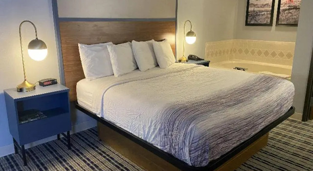 Номер Superior AmericInn by Wyndham Austin