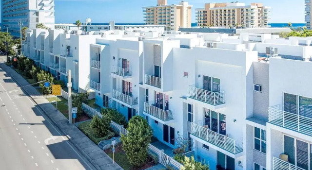 Коттедж с 3 комнатами Ocean Front contemporary 3 Bedroom townhouse.