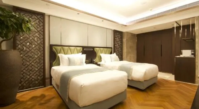 Семейный люкс с 2 комнатами Han's Royal Garden Hotel