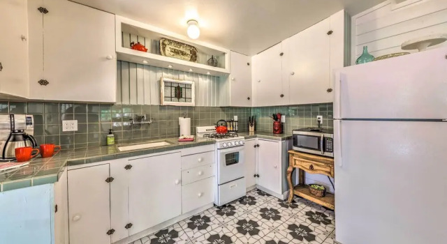 Коттедж Riverfront Ruidoso Cabin w/ Deck, Walk to Midtown!