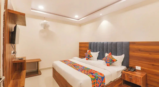 Номер Deluxe FabHotel Rachna Palace and Banquets - Nr Lekhraj Metro Station