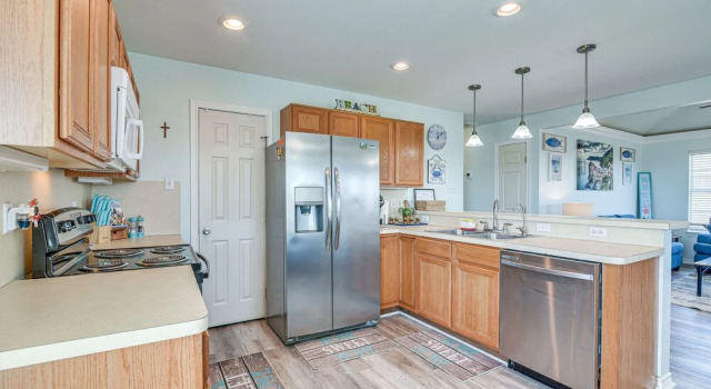 Walk to Shore: Surfside Beach Home w/ Balcony!, Book Feriehus Sommerhuse i Surfside Beach, Hytte