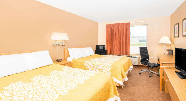 Четырёхместный номер Standard Days Inn by Wyndham Worthington
