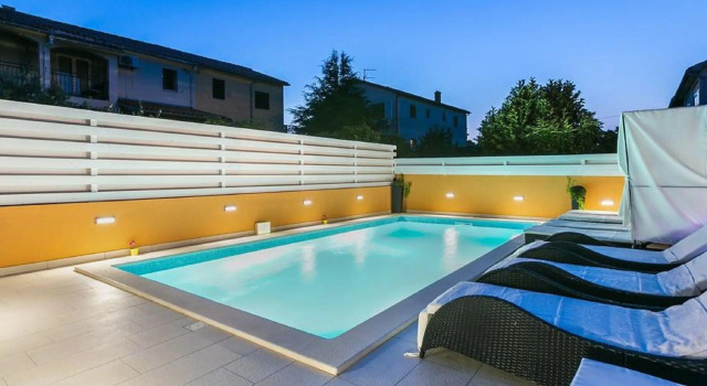 Holiday house with heated pool for up to 12 people near the sea