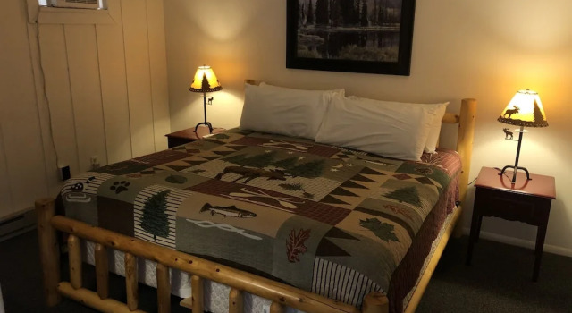 Номер Standard с балконом и с видом на озеро Harbor's Edge Motel