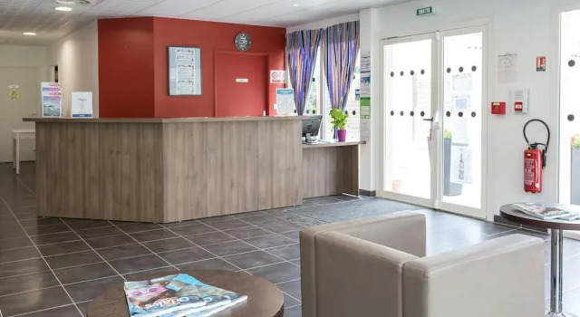 Lakeside Stay w/ Terrace, Rezerwuj Apartament Hotele w Gironde z parkingiem, Parking
