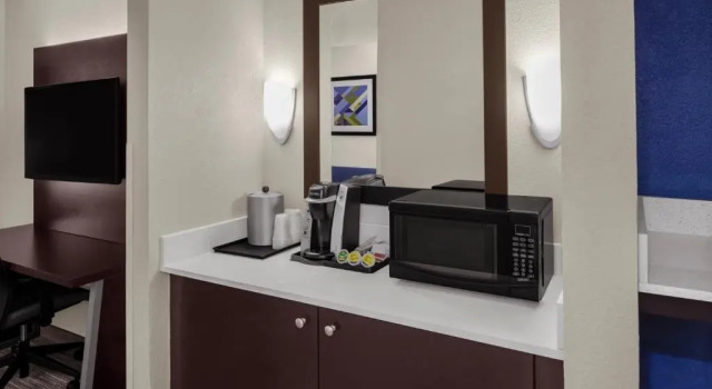 Четырёхместный люкс Holiday Inn Express & Suites Asheville SW - Outlet Ctr Area by IHG
