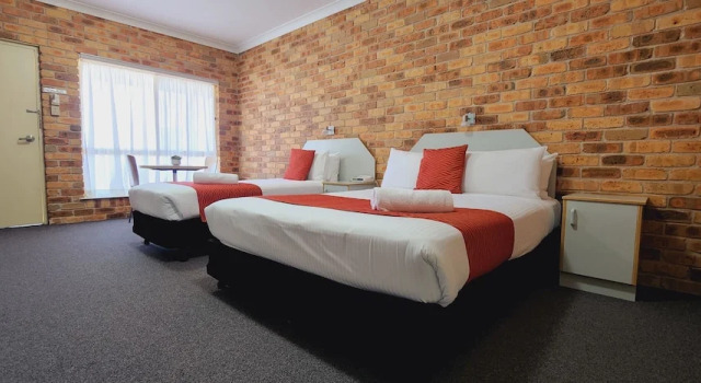 Трёхместный номер Standard с балконом и с видом на сад Golf Club Motor Inn Wingham