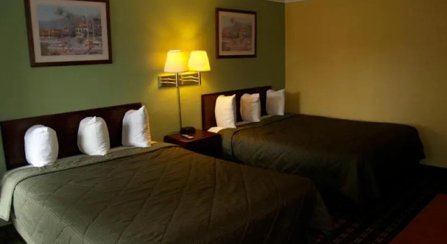Четырёхместный номер Standard Boulevard Inn