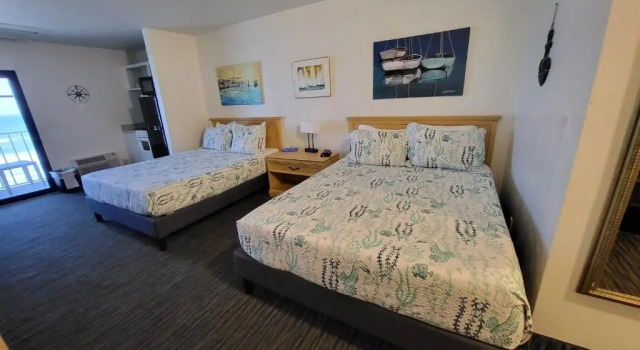 Четырёхместный номер Standard oceanfront Beachside Hotel