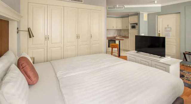 Полулюкс Superior с балконом Queens Court Hotel & Residence