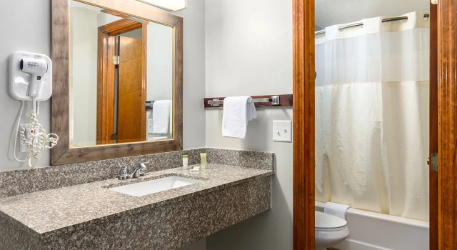 Двухместный номер Deluxe Captains Quarters Motel & Conference Center
