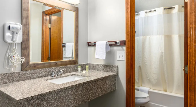 Четырёхместный номер Deluxe Captains Quarters Motel & Conference Center