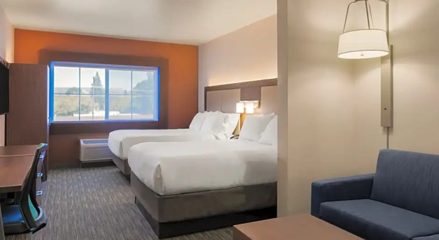 Четырёхместный люкс c 1 комнатой Holiday Inn Express & Suites Oroville Lake by IHG